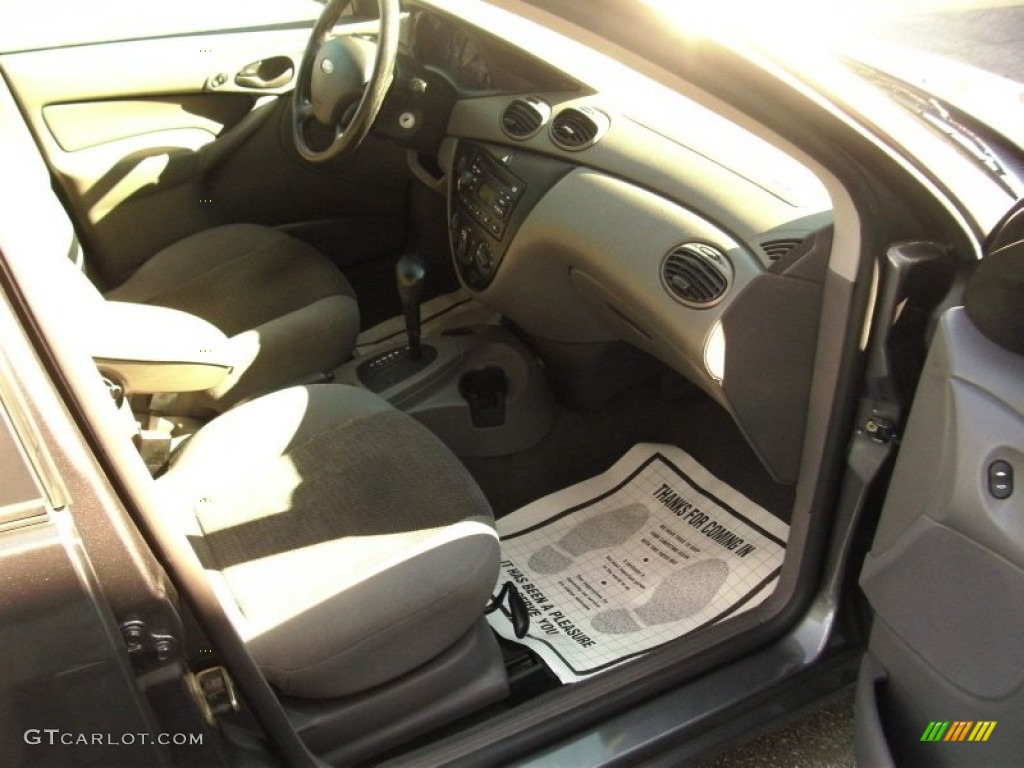 2004 Focus SE Sedan - Liquid Grey Metallic / Medium Graphite photo #14