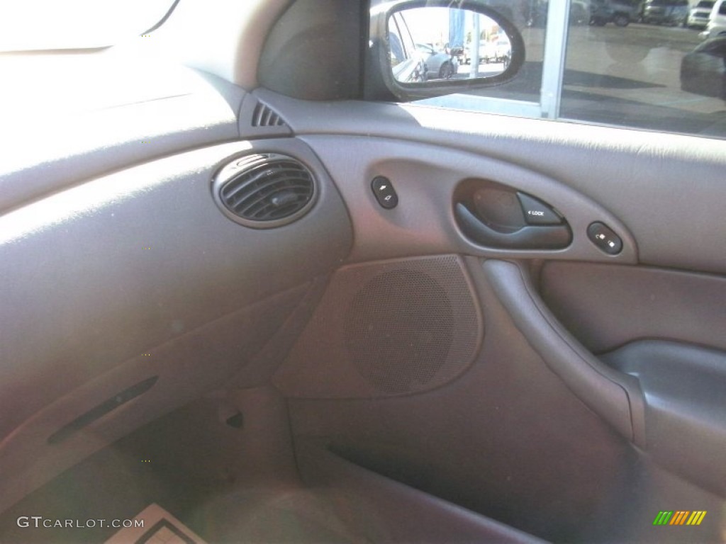 2004 Focus SE Sedan - Liquid Grey Metallic / Medium Graphite photo #19