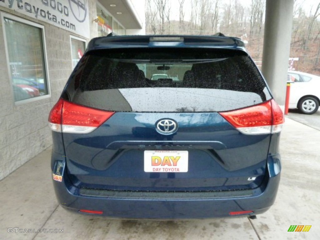 2012 Sienna LE - South Pacific Pearl / Light Gray photo #3