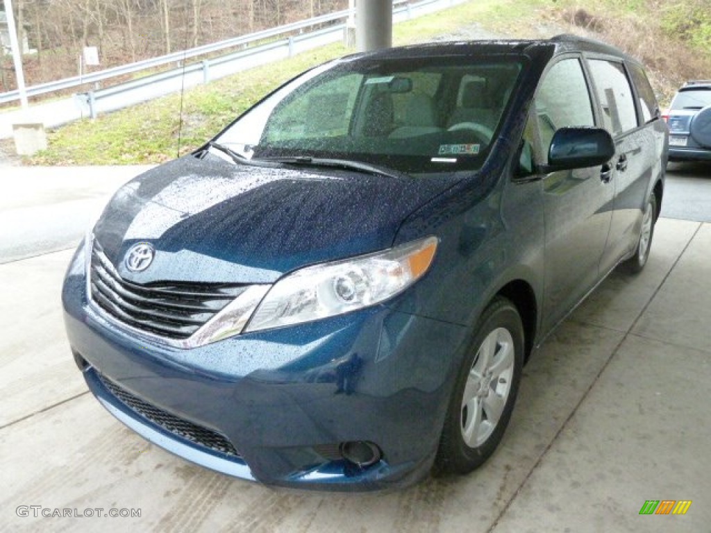 2012 Sienna LE - South Pacific Pearl / Light Gray photo #5