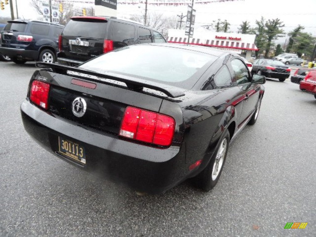 2006 Mustang V6 Premium Coupe - Black / Dark Charcoal photo #32