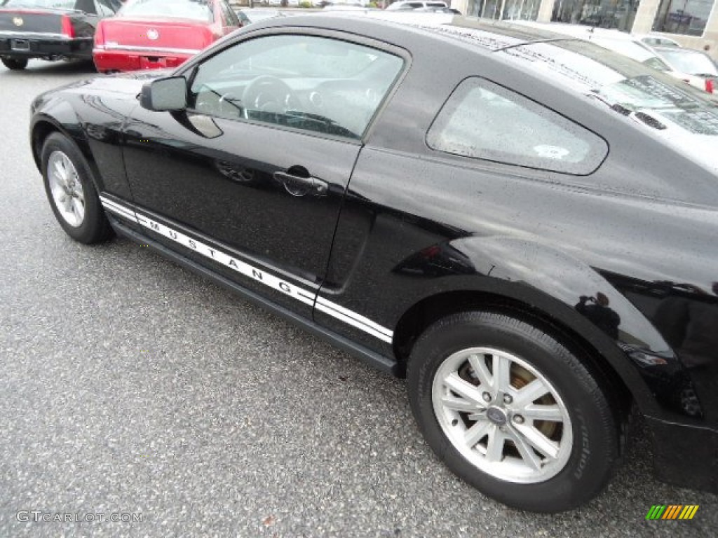 2006 Mustang V6 Premium Coupe - Black / Dark Charcoal photo #33
