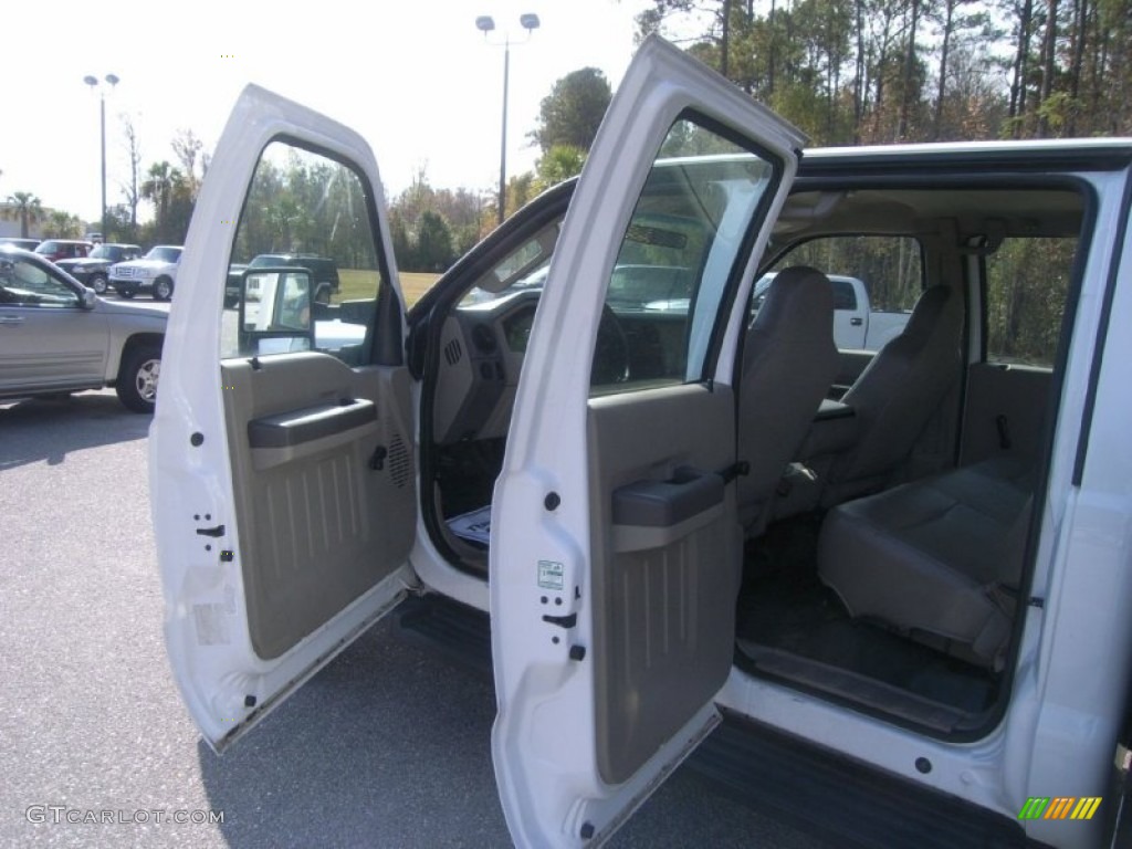 2008 F450 Super Duty XL Crew Cab Chassis Commercial - Oxford White / Medium Stone Grey photo #15