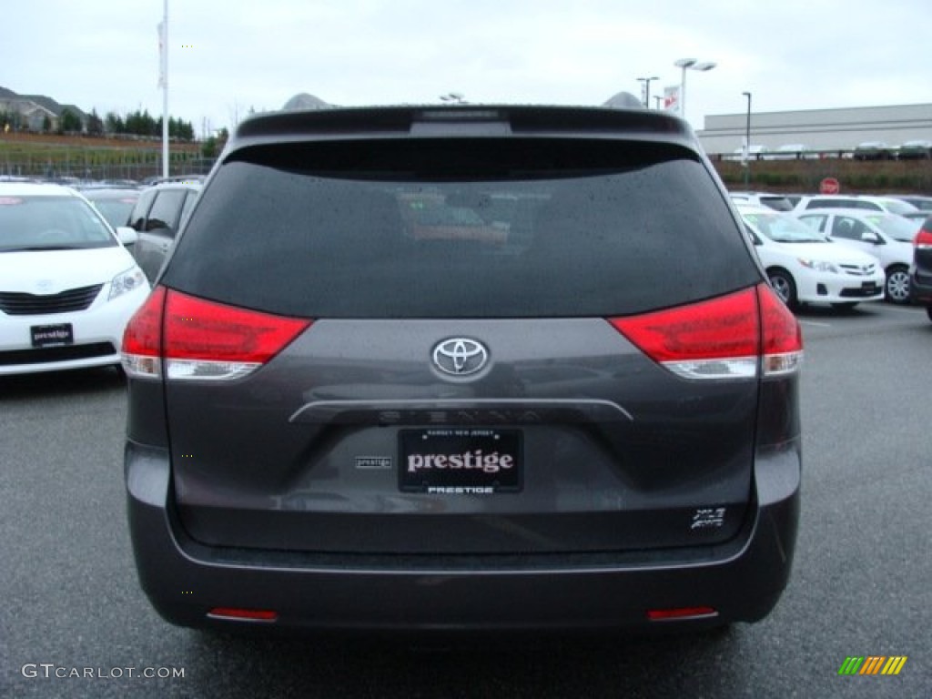 2011 Sienna XLE AWD - Predawn Gray Mica / Light Gray photo #5