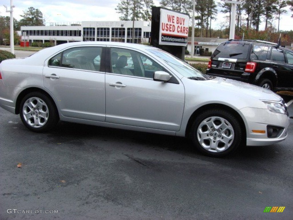 2010 Fusion SE V6 - Brilliant Silver Metallic / Medium Light Stone photo #3
