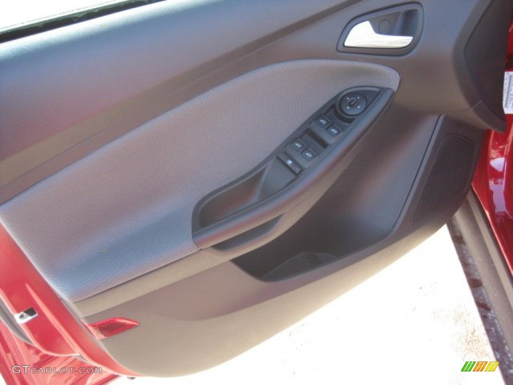 2012 Focus SE 5-Door - Red Candy Metallic / Charcoal Black photo #11