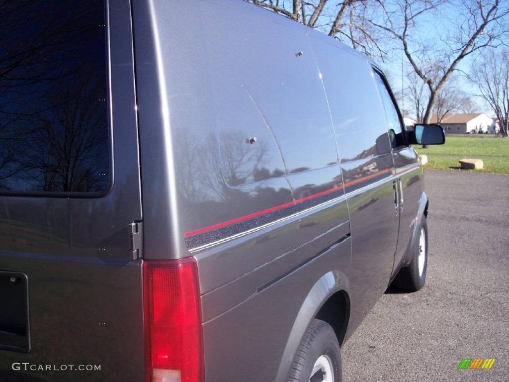 2002 Astro AWD Commercial Van - Medium Charcoal Gray Metallic / Neutral photo #29
