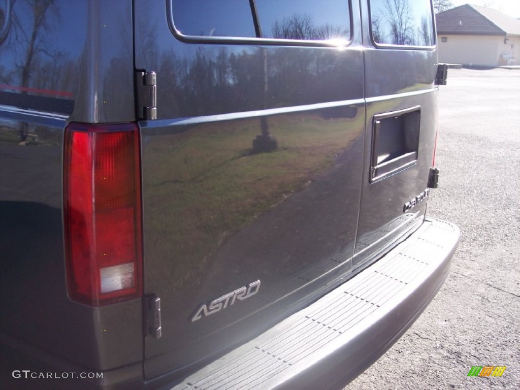 2002 Astro AWD Commercial Van - Medium Charcoal Gray Metallic / Neutral photo #31