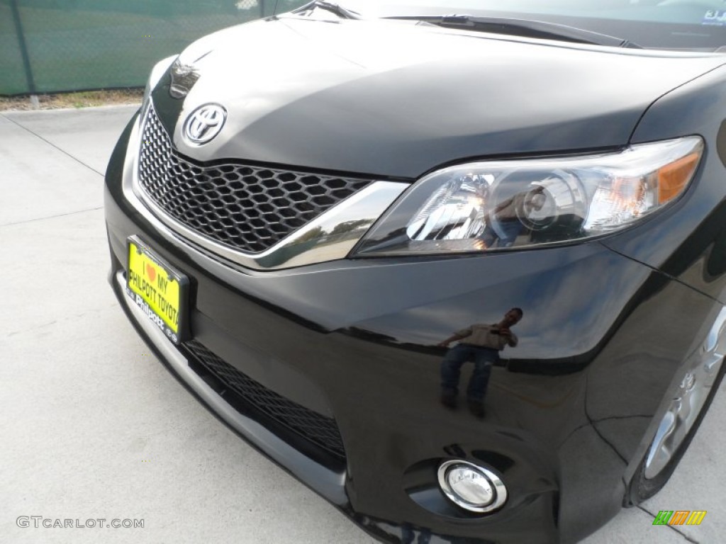 2011 Sienna SE - Black / Dark Charcoal photo #11