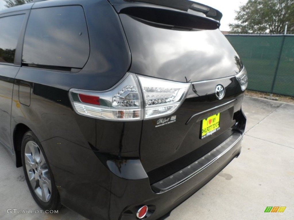 2011 Sienna SE - Black / Dark Charcoal photo #24