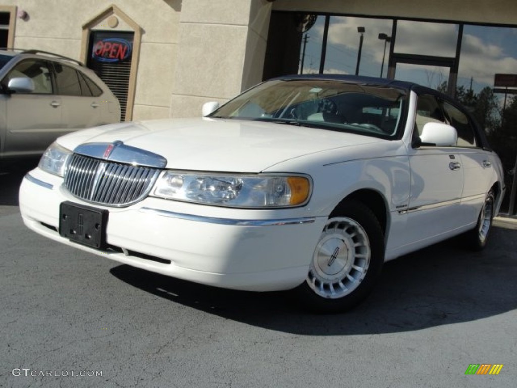 1999 Town Car Executive - Performance White / Light Graphite photo #1