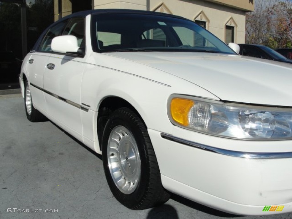 1999 Town Car Executive - Performance White / Light Graphite photo #7
