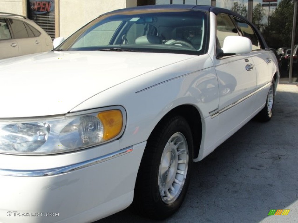 1999 Town Car Executive - Performance White / Light Graphite photo #8