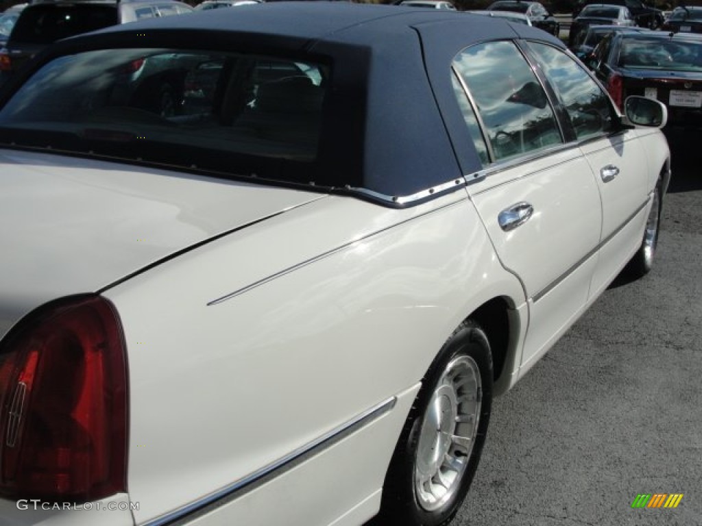 1999 Town Car Executive - Performance White / Light Graphite photo #10