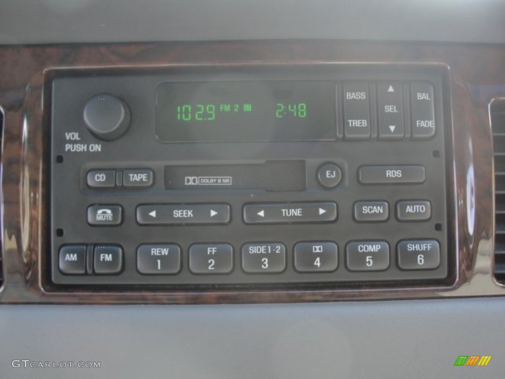 1999 Town Car Executive - Performance White / Light Graphite photo #18