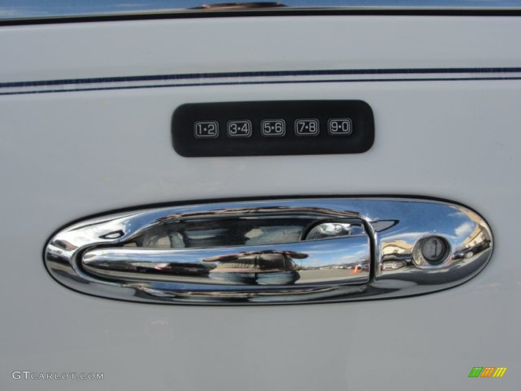 1999 Town Car Executive - Performance White / Light Graphite photo #22