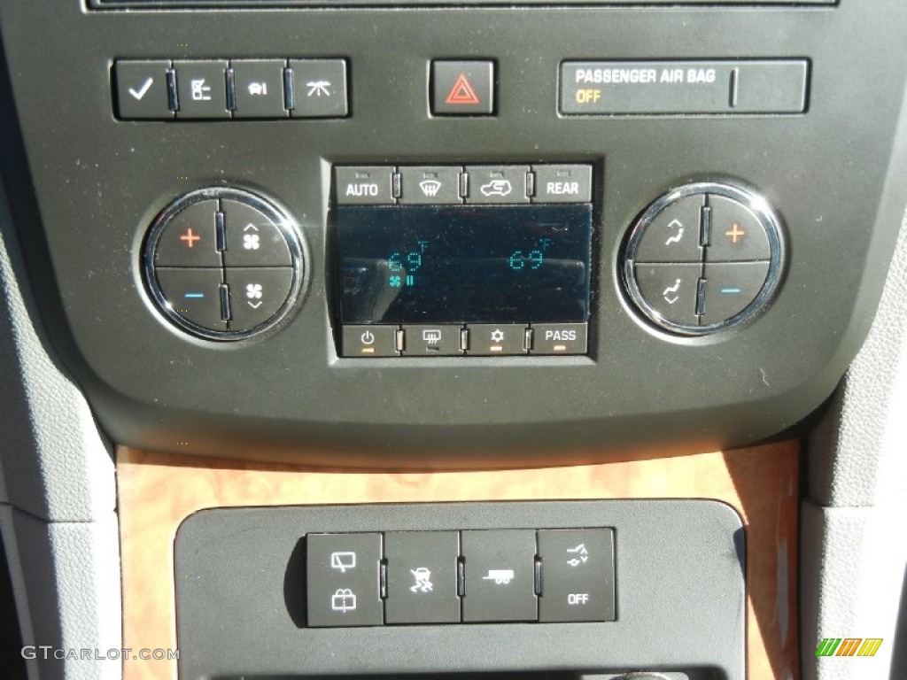 2009 Buick Enclave CX Controls Photo #57019998