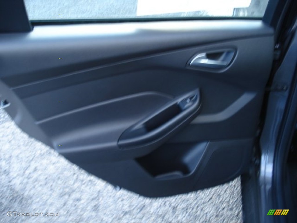 2012 Focus SE 5-Door - Sterling Grey Metallic / Charcoal Black photo #14
