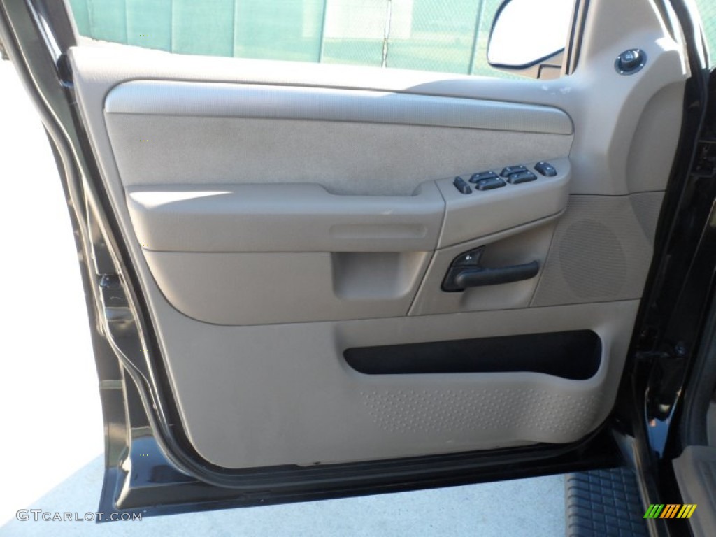 2004 Explorer XLT - Black / Graphite photo #33