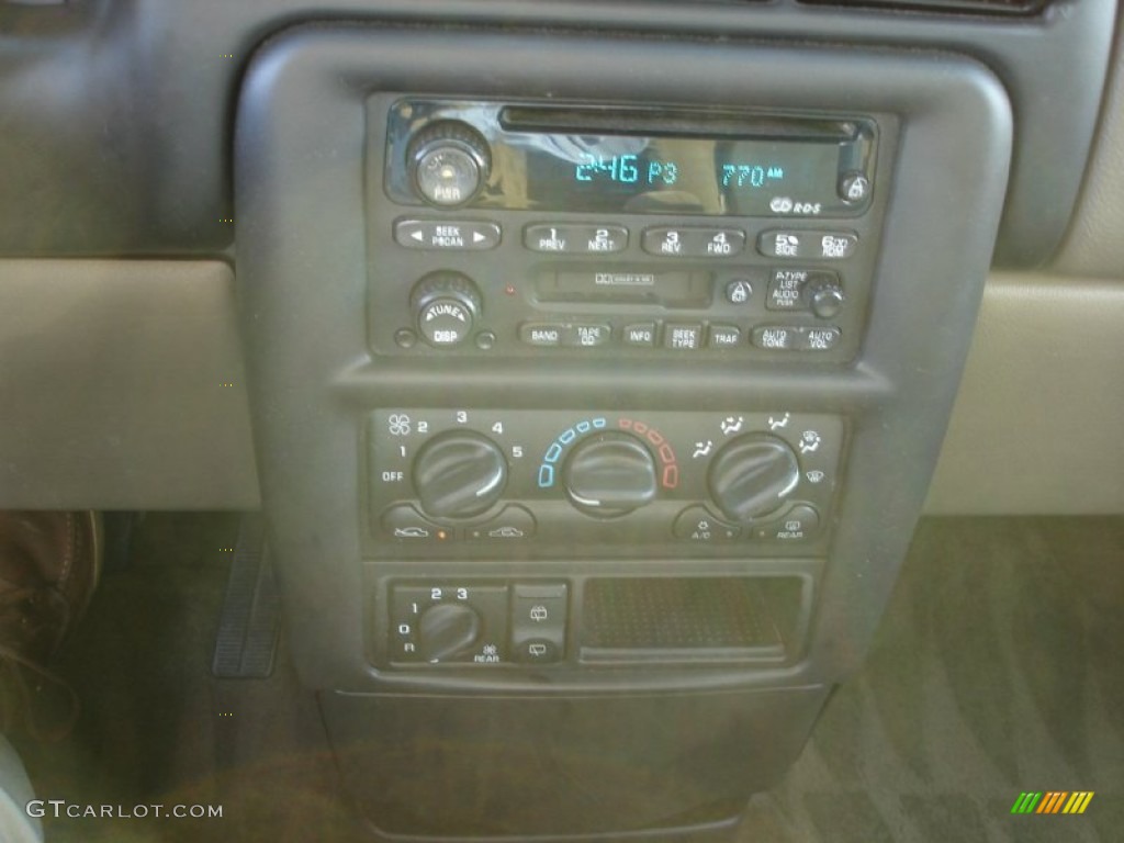 2002 Venture  - Black / Neutral photo #14