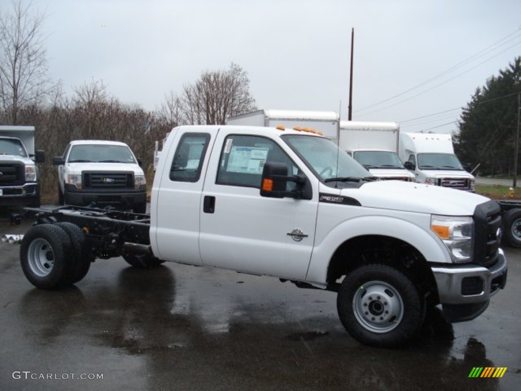 Oxford White 2012 Ford F350 Super Duty XL SuperCab 4x4 Chassis Exterior Photo #57104974