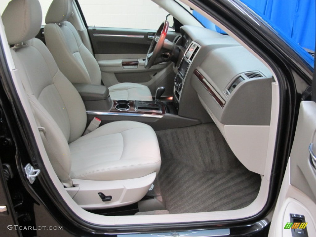 Dark Khaki/Light Graystone Interior 2009 Chrysler 300 C HEMI AWD Photo #57122761