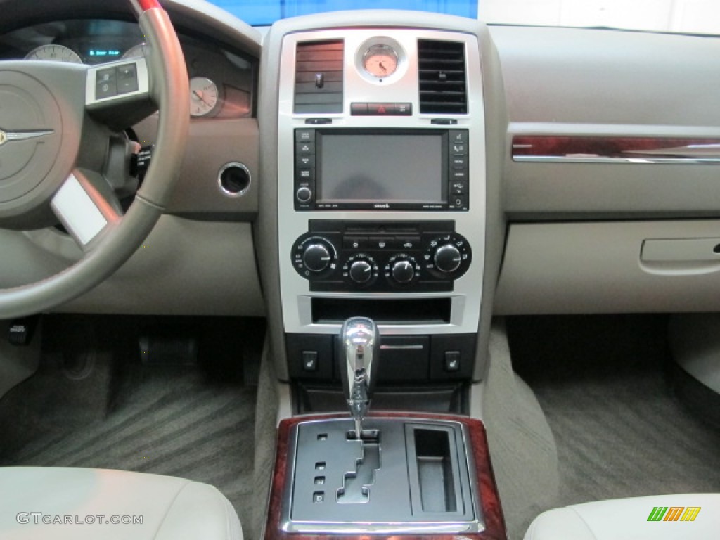 2009 Chrysler 300 C HEMI AWD Controls Photo #57122821