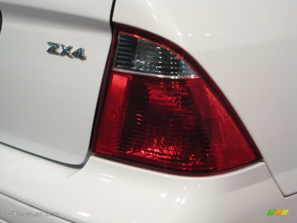 2006 Focus ZX4 SE Sedan - Cloud 9 White / Dark Flint/Light Flint photo #17