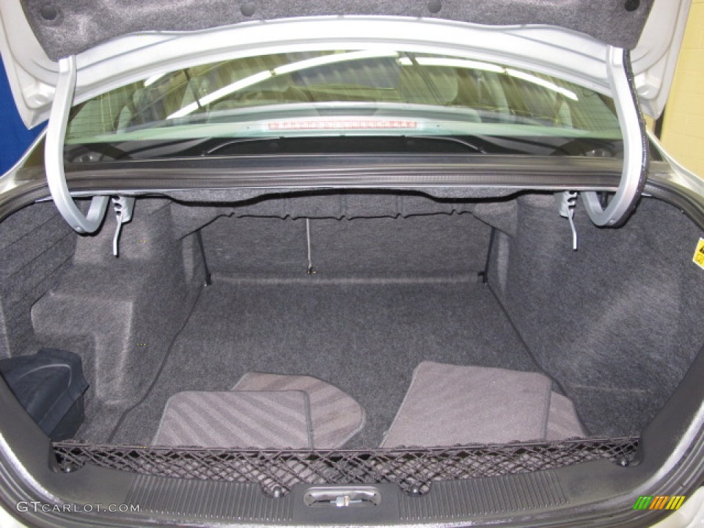 2002 Ford Taurus SEL Trunk Photos