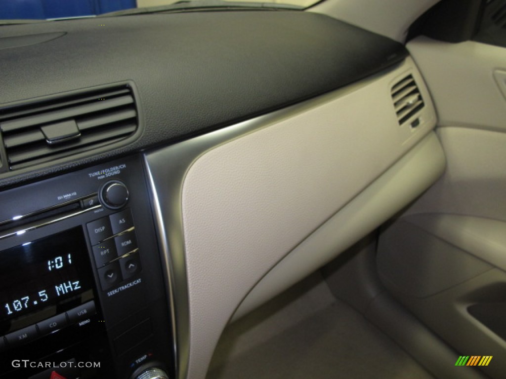 2011 Kizashi SE - Ice Blue Metallic / Beige photo #32