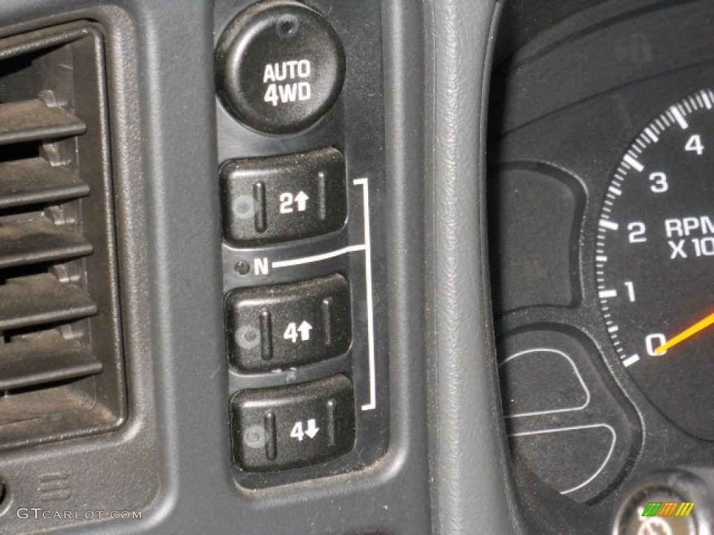 2005 Chevrolet Tahoe LS 4x4 Controls Photo #57191064