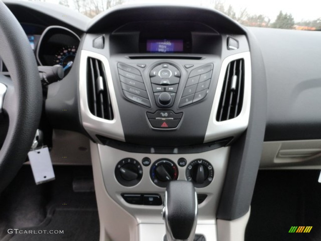 2012 Focus SE Sedan - Black / Charcoal Black photo #13