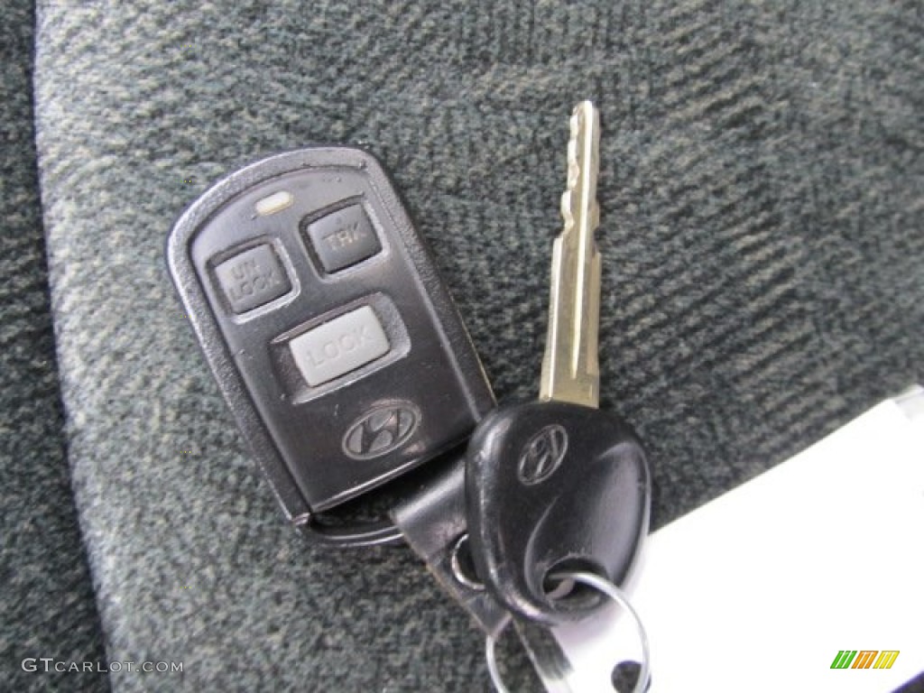2002 Hyundai Sonata GLS V6 Keys Photos