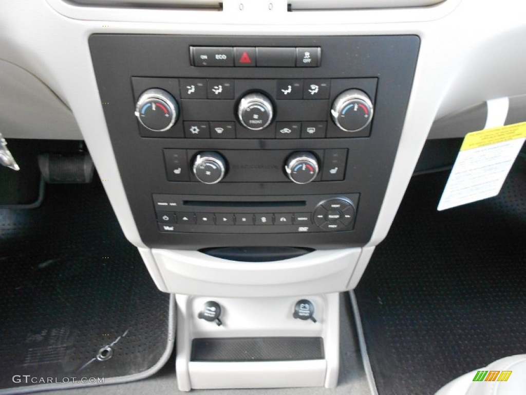 2012 Volkswagen Routan SE Controls Photo #57234146