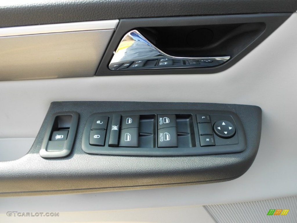 2012 Volkswagen Routan SE Controls Photo #57234172