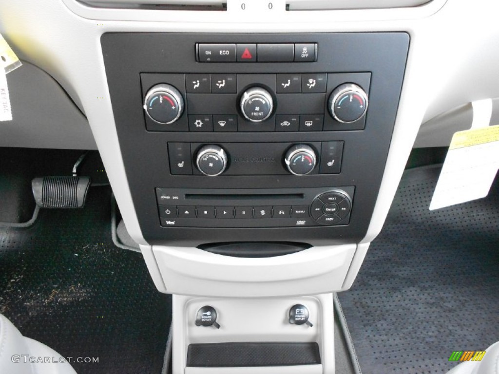 2012 Volkswagen Routan SE Controls Photo #57234377