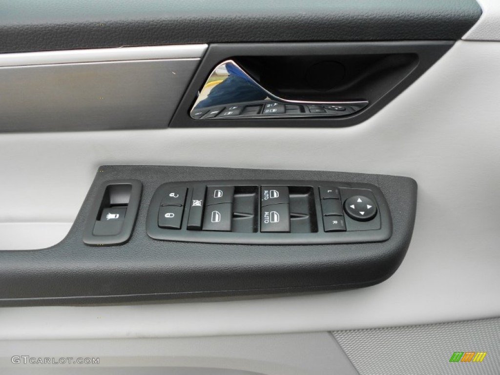 2012 Volkswagen Routan SE Controls Photo #57234401