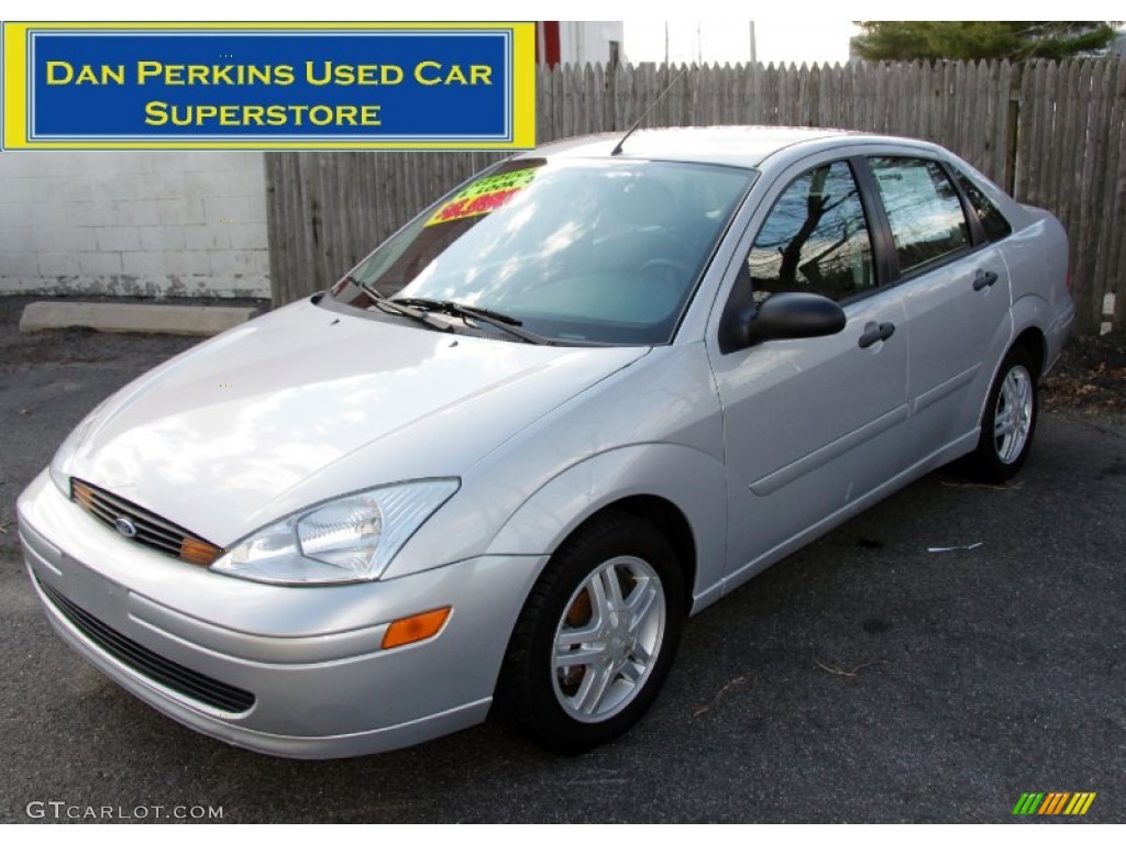 2002 Focus SE Sedan - CD Silver Metallic / Medium Graphite photo #1