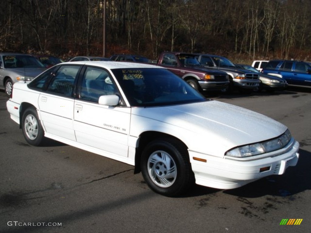 1996 Grand Prix SE Sedan - Bright White / Graphite Gray photo #1