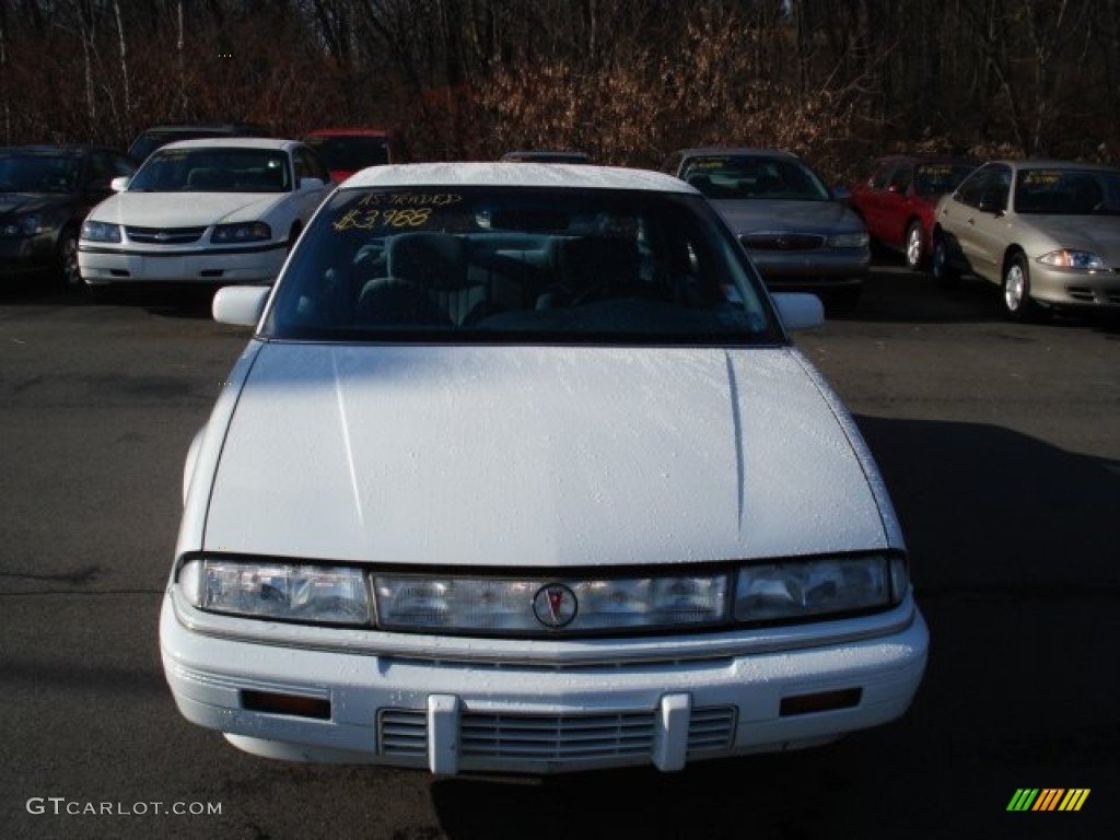 1996 Grand Prix SE Sedan - Bright White / Graphite Gray photo #2