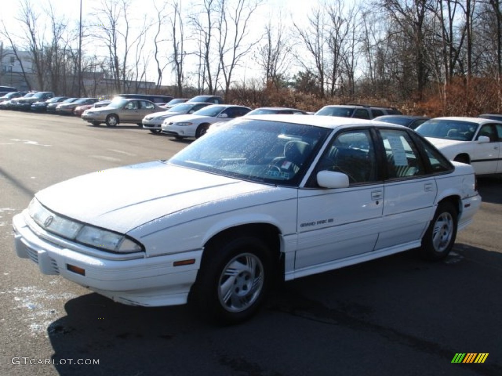 1996 Grand Prix SE Sedan - Bright White / Graphite Gray photo #3