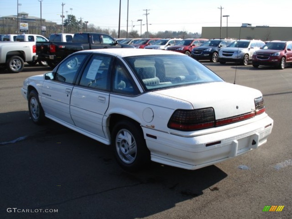 1996 Grand Prix SE Sedan - Bright White / Graphite Gray photo #4