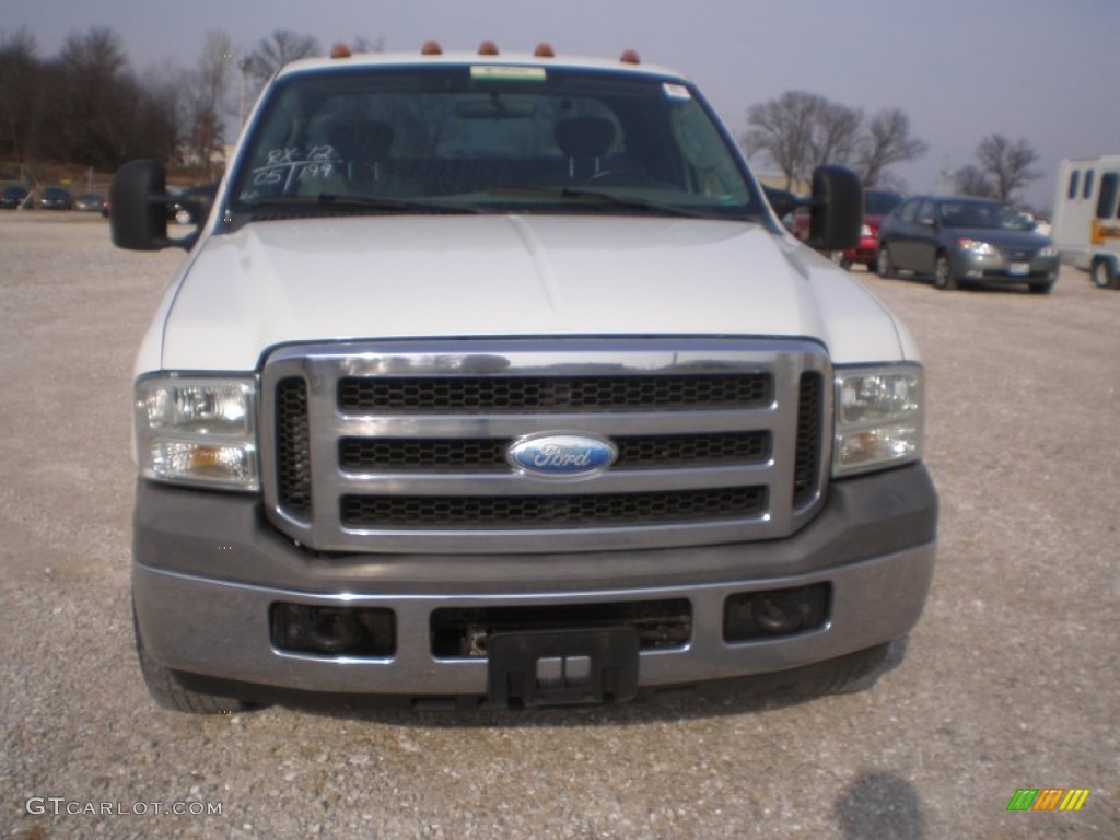 2005 F350 Super Duty XLT SuperCab Commercial - Oxford White / Medium Flint photo #3