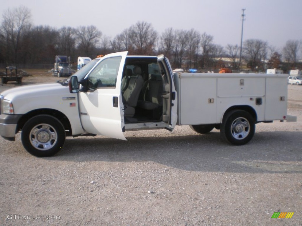 2005 F350 Super Duty XLT SuperCab Commercial - Oxford White / Medium Flint photo #14