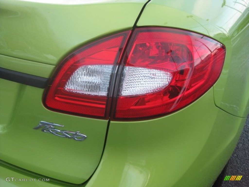 2011 Fiesta SE Sedan - Lime Squeeze Metallic / Charcoal Black/Blue Cloth photo #16