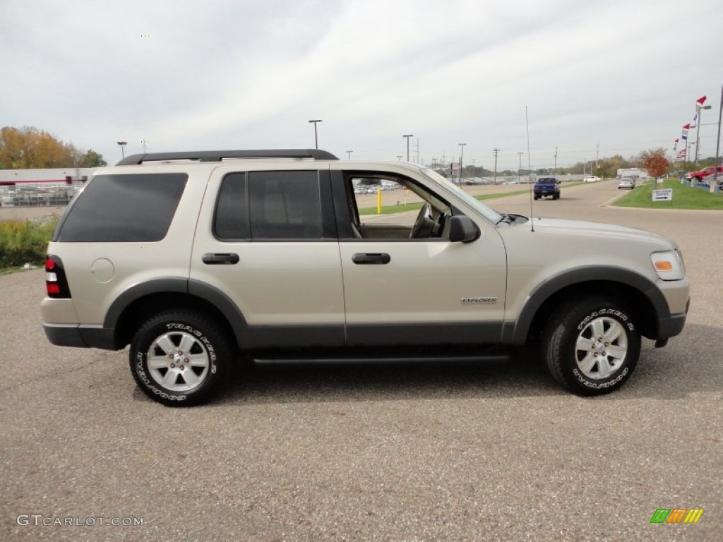 2006 Explorer XLT 4x4 - Pueblo Gold Metallic / Camel photo #16