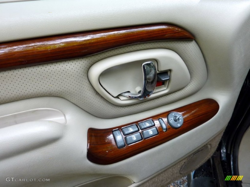 2000 Cadillac Escalade 4WD Controls Photo #57323677