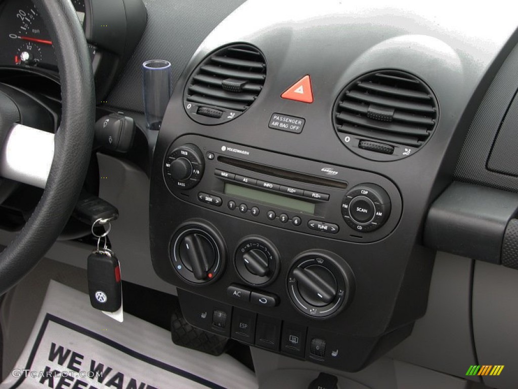 2004 Volkswagen New Beetle GLS 1.8T Convertible Controls Photo #57330736