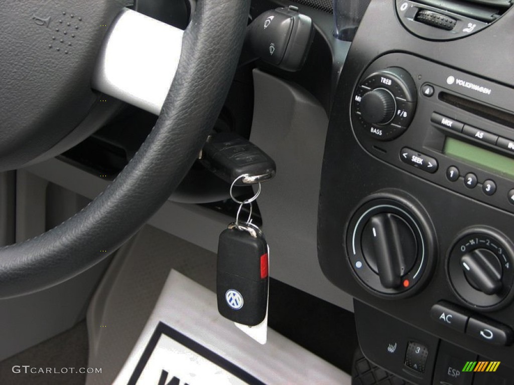 2004 Volkswagen New Beetle GLS 1.8T Convertible Keys Photos