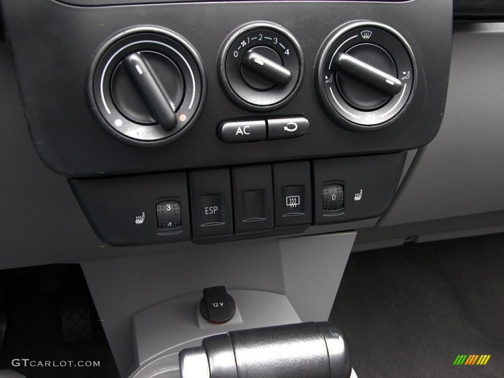 2004 Volkswagen New Beetle GLS 1.8T Convertible Controls Photo #57330781